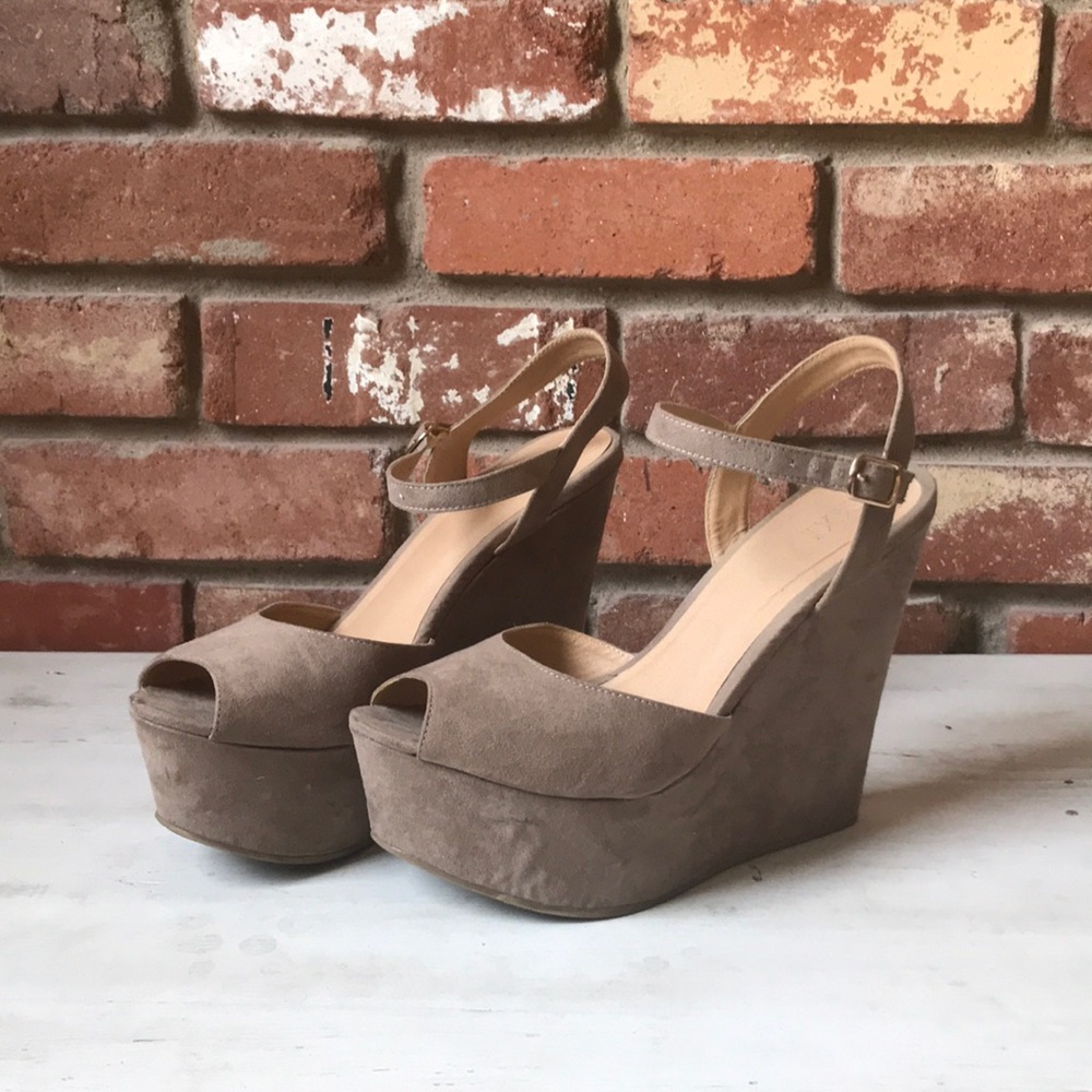 Tan platforms